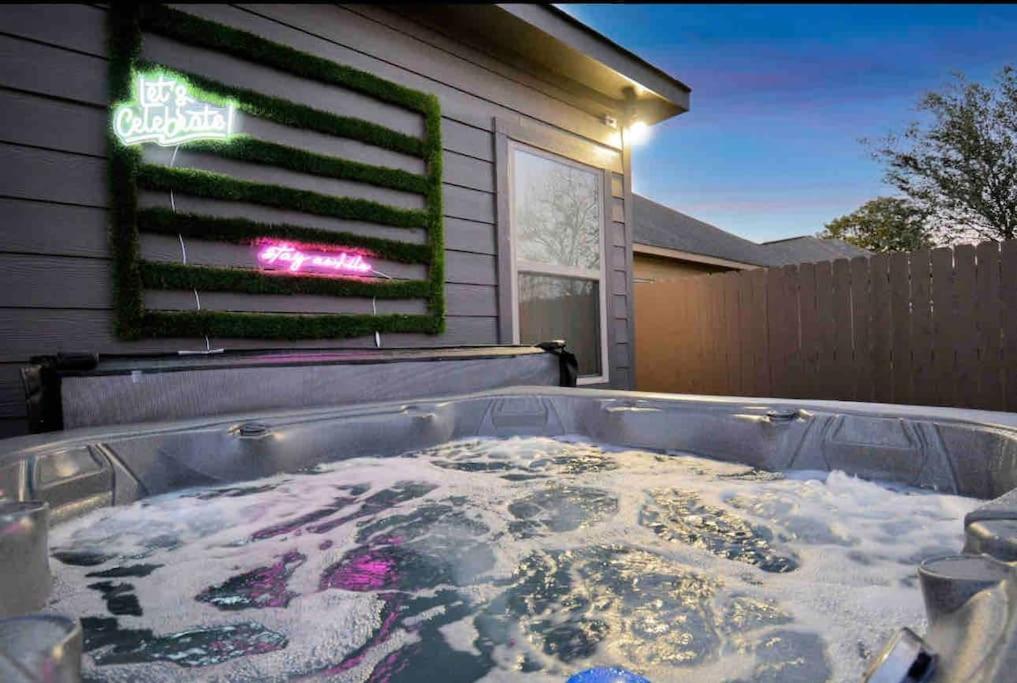 Luxe Downtown Retreat•Hot Tub • Fire Pit. Sleeps16 Villa Houston Exterior foto