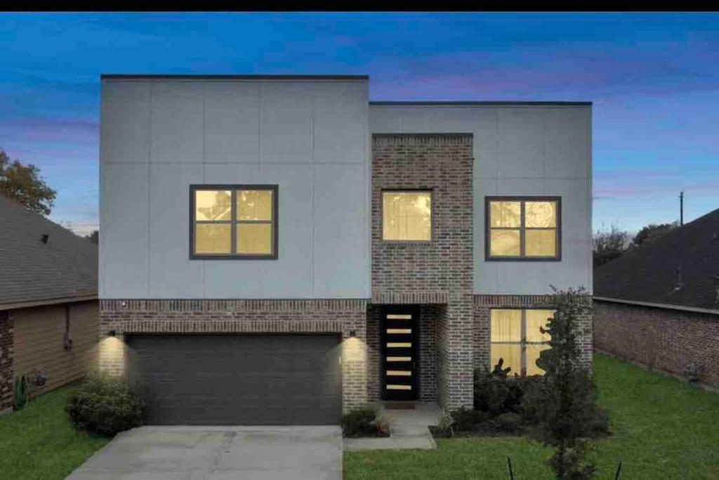 Luxe Downtown Retreat•Hot Tub • Fire Pit. Sleeps16 Villa Houston Exterior foto