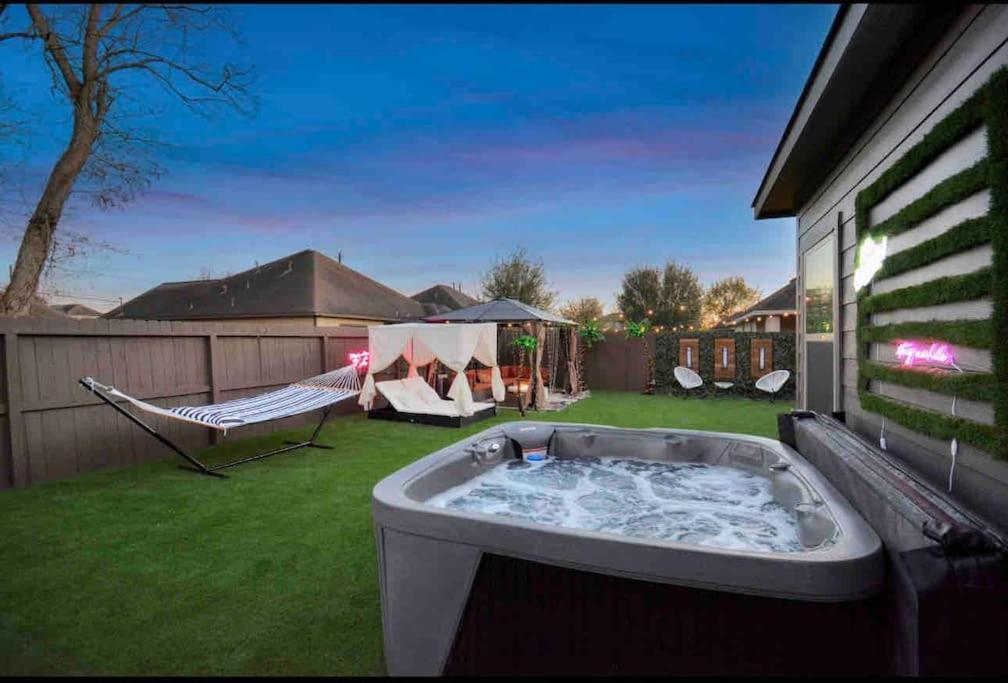 Luxe Downtown Retreat•Hot Tub • Fire Pit. Sleeps16 Villa Houston Exterior foto